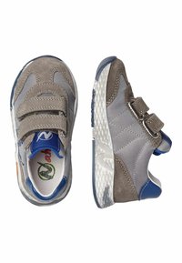 Sneaker in suede grigio e mesh con dettagli blu, doppie fascette in Velcro, colletto imbottito, suola testurizzata e logo sulla linguetta.