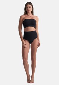 Costume da bagno a due pezzi nero con top senza spalline caratterizzato da dettagli arricciati e slip a vita alta, realizzato in materiale morbido ed elasticizzato.