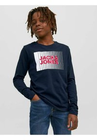 Tengerészkék hosszú ujjú póló fehér és piros grafikai nyomattal, amelyen a "JACK&JONES" felirat látható, kék farmernadrággal párosítva. Pamut anyag, kényelmes szabás.