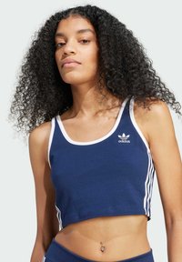 Námornícky modrý skrátený top s bielymi akcentmi a logom, s okrúhlym výstrihom a tromi pruhmi na každej strane. Materiál: bavlna.