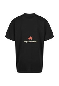 Tricou din bumbac negru, cu un grafic care prezintă două zaruri roșii și textul „lady luck casino” în alb, poziționat central pe spate.