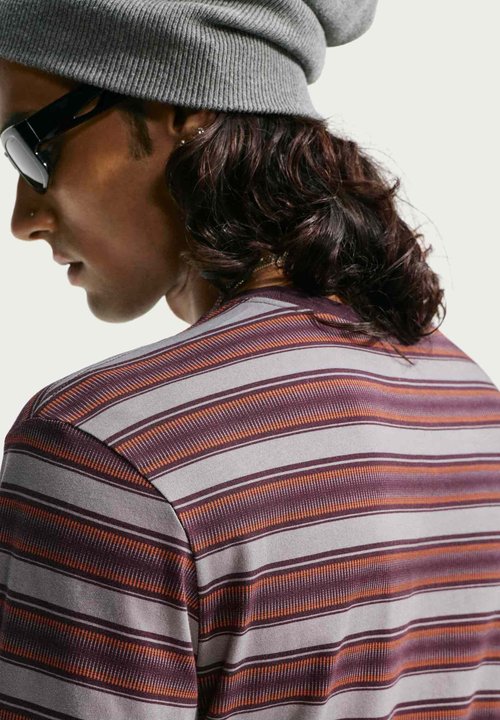 Nike U NSW TEE LSE LS CLUB STRPE - Camiseta de manga larga - smoke grey/burgundy ash — photo 4