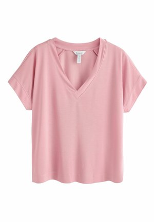 Rózsaszín rövid ujjú, V-nyakú póló laza szabással, a ujjainál és a nyakkivágásnál látható varrásokkal, fehér háttéren megjelenítve.