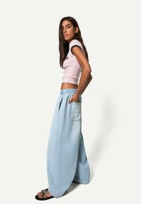 Bershka - ELASTICATED WAISTBAND – BARREL  - Relaxed fit jeans - light blue denim Thumbnail Image 1