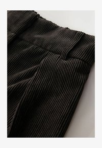 Sélectionné, chocolate brown