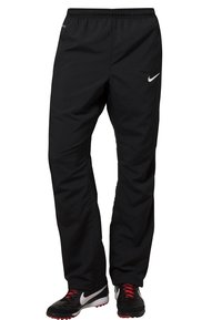 Czarne spodnie sportowe z elastycznym pasem, z białym logo Nike na lewym biodrze oraz mankietami. Lekkie, gładkie w dotyku.