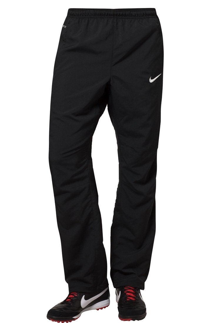 Czarne spodnie sportowe z elastycznym pasem, z białym logo Nike na lewym biodrze oraz mankietami. Lekkie, gładkie w dotyku.