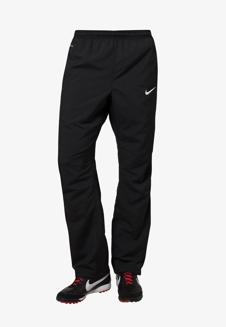 Czarne spodnie sportowe z elastycznym pasem, z białym logo Nike na lewym biodrze oraz mankietami. Lekkie, gładkie w dotyku.