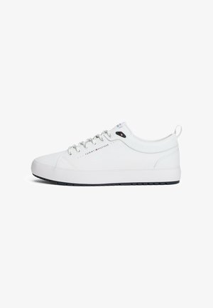 Weiße Leder-Sneaker mit runder Zehenpartie, Schnürung an der Vorderseite und strukturiertem Sohlenprofil. Mit Logo an der Seite und kontrastierendem Ferseneinsatz mit schwarzen Akzenten.