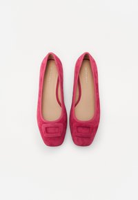 Rosa mockaskinn ballerinas med firkantet tå, som har en polstret detalj ved tåen og en jevn innvendig foring. Flatt såledesign.