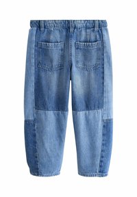 Pantalones de mezclilla patchwork con dos bolsillos traseros, presillas para cinturón y cinturilla elástica en diferentes tonos de azul.