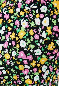 Czarna tkanina z drobnym wzorem kwiatowym w kolorach żółtym, białym, różowym i zielonym gęsto rozsianym po powierzchni.