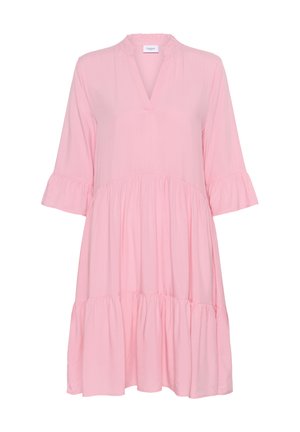 Rosa knä-lång klänning med V-ringning, trekvart ärmar och volangdetaljer; har en tierad design och lättviktig tyg.