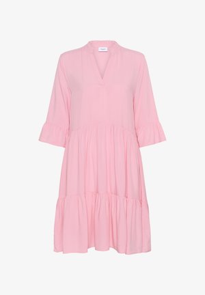 Vestido rosa hasta la rodilla con escote en V, mangas de tres cuartos y adornos con volantes; presenta un diseño de capas y tejido ligero.