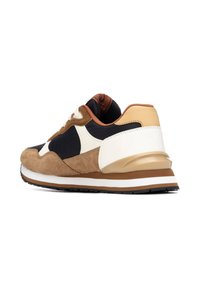 Zapatilla con parte superior de ante marrón, acentos de textil negro, media suela blanca y un contrafuerte beige. Presenta un diseño de cordones y detalles texturizados.