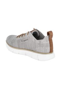 Grauer gewebter Sneaker mit einem strukturierten Stoff-Obermaterial, braunem Lederakzent an der Ferse, weißer gepolsterter Sohle und beigem Stichdetail.