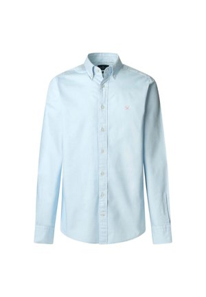 Himmelblaues Langarmhemd aus Baumwolle mit einem Button-Down-Kragen, Frontknöpfen und einem kleinen roten Logo auf der Brust.