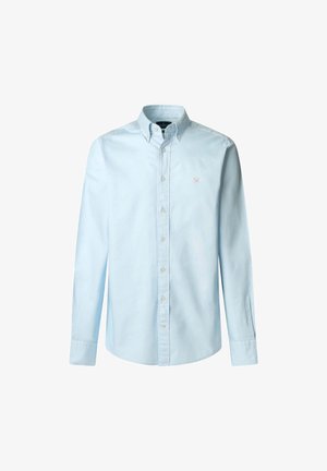 Himmelblaues Langarmhemd aus Baumwolle mit einem Button-Down-Kragen, Frontknöpfen und einem kleinen roten Logo auf der Brust.