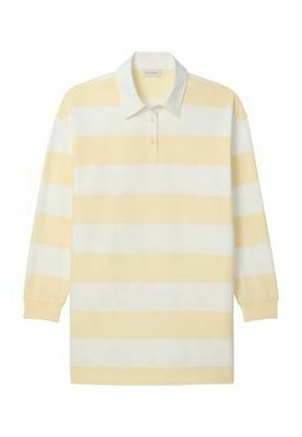 Poloshirt met lange mouwen met lichtgele en witte horizontale strepen, voorzien van een kraag en een knoopsluiting met drie knopen.