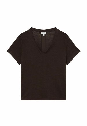 Kobieta w ciemnobrązowej bluzce z krótkim rękawem i dekoltem w serek, o prostym kroju na dole i lekkim materiale.
