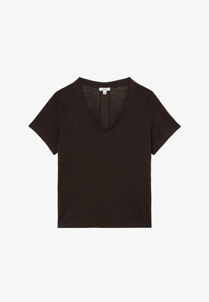Kobieta w ciemnobrązowej bluzce z krótkim rękawem i dekoltem w serek, o prostym kroju na dole i lekkim materiale.
