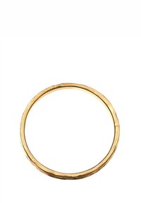 Guldarmband med en slät, polerad yta och oregelbunden textur. Har en enkel cirkulär design med en subtil, ojämn kant.