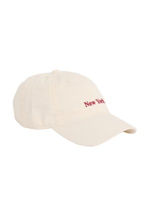 Crèmekleurige baseballpet met gebogen klep en rode geborduurde tekst "New York" aan de rechter voorkant.
