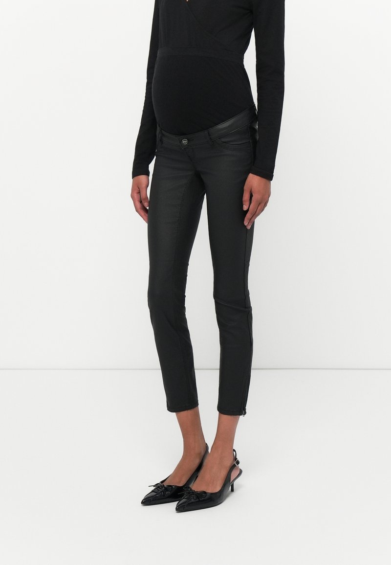 Jean skinny en similicuir noir avec poches avant, coupe slim, longueur cheville, assorti à des escarpins slingback noirs pointus avec détail nœud.