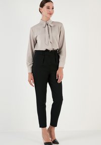 LELA REGULAR FIT - Button-down blouse - stone