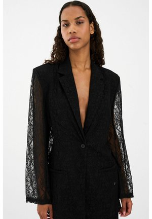 Zwarte kanten blazer met lange doorschijnende mouwen, sluiting met één knoop, notch revers, twee voorzakken en ingewikkelde florale patronen.