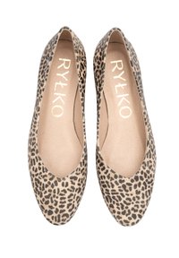Ballerine in stampa leopardata con una texture liscia, punta arrotondata e profilo basso. Include un logo dorato sulla soletta.