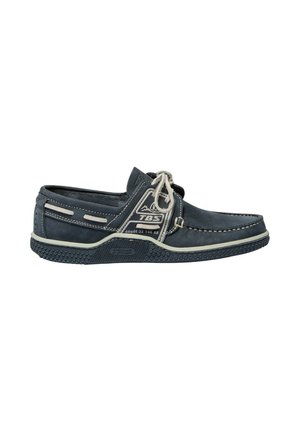 Chaussure bateau en cuir bleu marine avec coutures blanches, lacets beige, semelle en caoutchouc et logo TBS sur le côté.