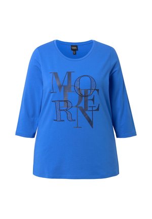 Blaues Baumwoll-T-Shirt mit rundem Ausschnitt und dreiviertel Ärmeln. Mit schwarzem grafischem Schriftzug "MORE" in verschiedenen Schriftarten und Texturen.