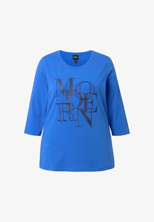 Blå bomuld T-shirt med rund halsudskæring og 3/4-ærmer. Har sort grafisk tekst "MORE" med varierende skrifttyper og teksturer.
