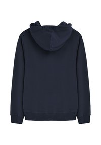 Mörkblå huvtröja i mjukt tyg, har en avslappnad passform, ribbade ärmslut och en dragsko på huvan. Bakifrån visad.
