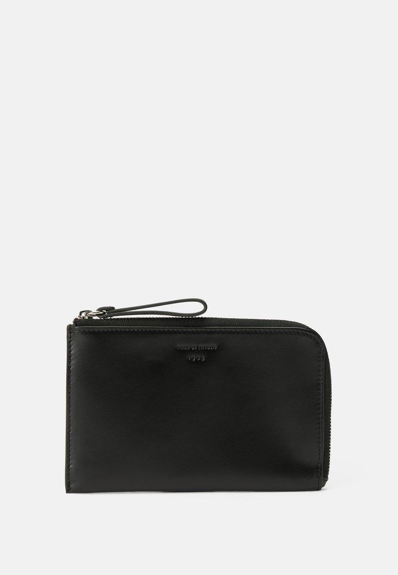 Čierna kožená peňaženka so zipsom, s popruhom na zápästie a jemne embosovanou značkou na prednej strane. Hladká textúra, obdĺžnikový tvar.