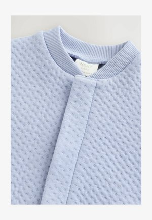 Lichtblauwe gebreide cardigan met een geribde kraag en een voorpand met knopen. Het materiaal heeft een subtiel ruitpatroon over de hele stof.