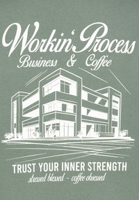 Grüne Shirt mit weißem Grafikedruck eines modernen Gebäudes, der Text lautet "Workin’ Process Business & Coffee" und "Vertraue auf deine innere Stärke."