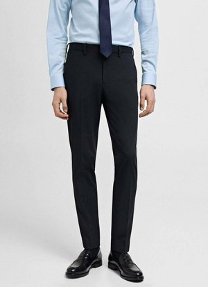 Slim-fit svarta byxor tillverkade av slät tyg, kombinerat med en ljusblå skjorta och ett mörkt slips. Har bälteshällor och framfickor.