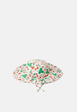 Chapeau à larges bords en tissu avec un motif de fraises et de feuilles. Fond blanc, bords festonnés et liens ajustables.