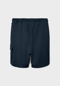 Pantaloni corti elasticizzati blu navy con una tasca laterale dotata di chiusura a patta, mostrati su uno sfondo chiaro e semplice.