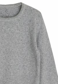Hellgrauer gestrickter Pullover mit gewelltem Ausschnitt, der über ein strukturiertes Muster und einen gerippten Saum verfügt, mit langen Ärmeln gestaltet.