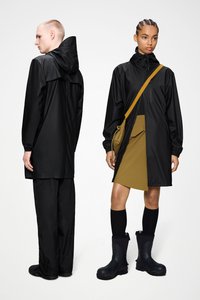 Μαύρα αδιάβροχα μπουφάν με κουκούλες, σε συνδυασμό με μαύρο παντελόνι και μπότες σε μία φιγούρα· η δεύτερη φορά φούστα χακί και κρατά μια τσάντα.