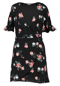 Svart blommig omlottskördress med korta volangärmar, prydd med rosa och vita rosor. Tillverkad i ett lätt material med en mjuk textur.