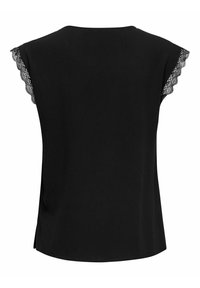 Černý top s krátkými rukávy a vlnkovým krajkovým lemem, vyrobený z měkkého materiálu, s volným střihem a bočními rozparky na spodním lemu pro větší pohyb.