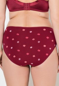 Bordeaux hooggehaalde onderbroek met een gladde textuur, voorzien van een bloemenpatroon in roze en lichtere tinten.