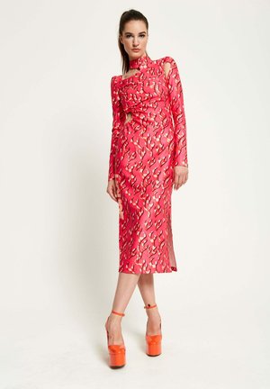 FLAME CLASHING MIDI WITH CUT - Shift dress - pink