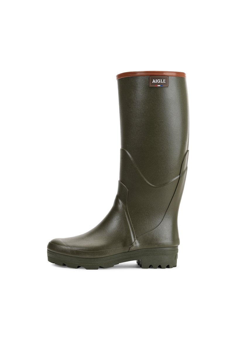 Bota de lluvia de goma verde con un diseño alto, acabado texturado, acento marrón en la parte superior y una suela resistente para tracción.