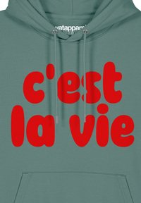 Hoodie in gedempte teal stof met een grote, gedurfde rode graphic met de tekst "c'est la vie." Bevat metalen oogjes en een zak aan de voorkant.