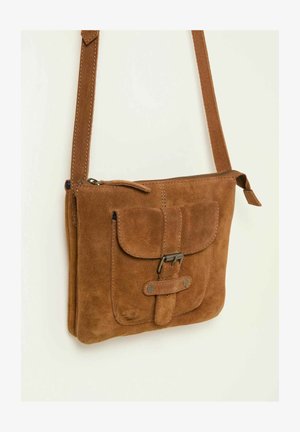 Braune Wildleder-Umhängetasche mit einer Fronttasche mit Klappe, Metallbeschlägen und Reißverschluss. Verfügt über eine strukturierte Oberfläche und einen verstellbaren Riemen.